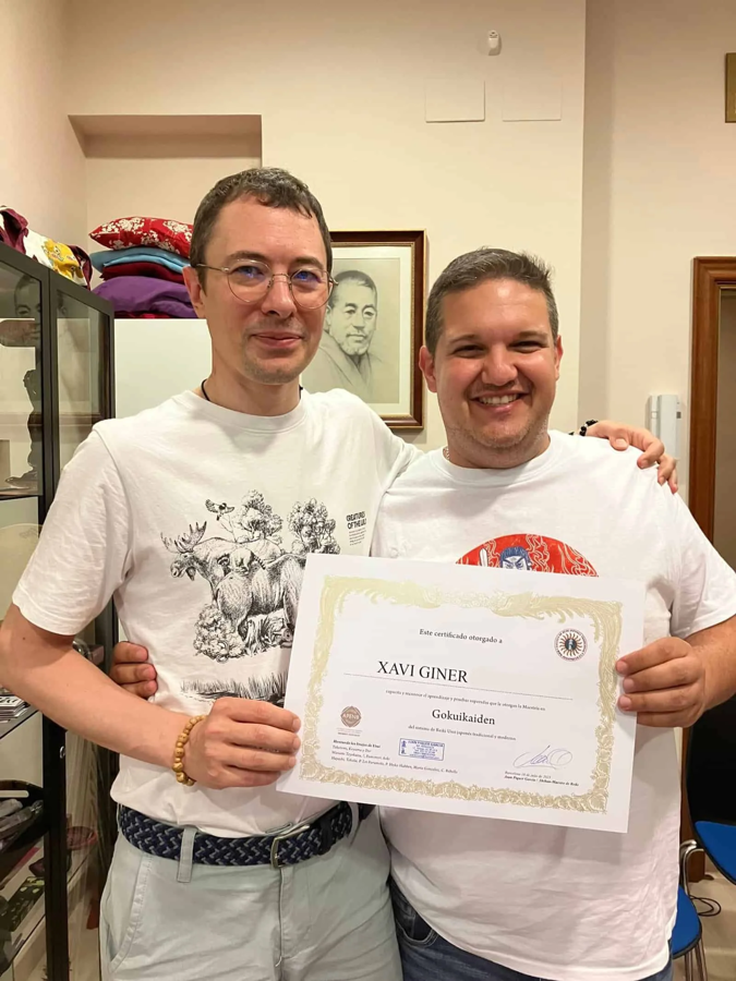 Xavier junto a su maestro de Reiki el día que recibió el Gokuikaiden
